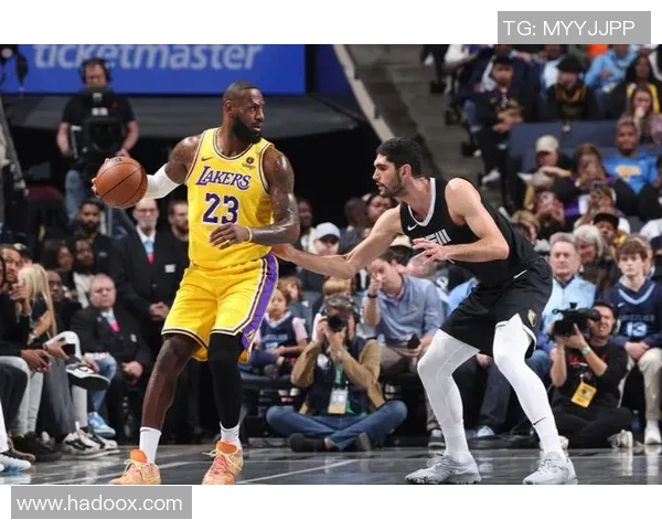 湖人队五连胜,勇夺西部榜首位置,成为赛季最强劲对手 湖人队五连胜,勇夺西部榜首位置,成为赛季最强劲对手